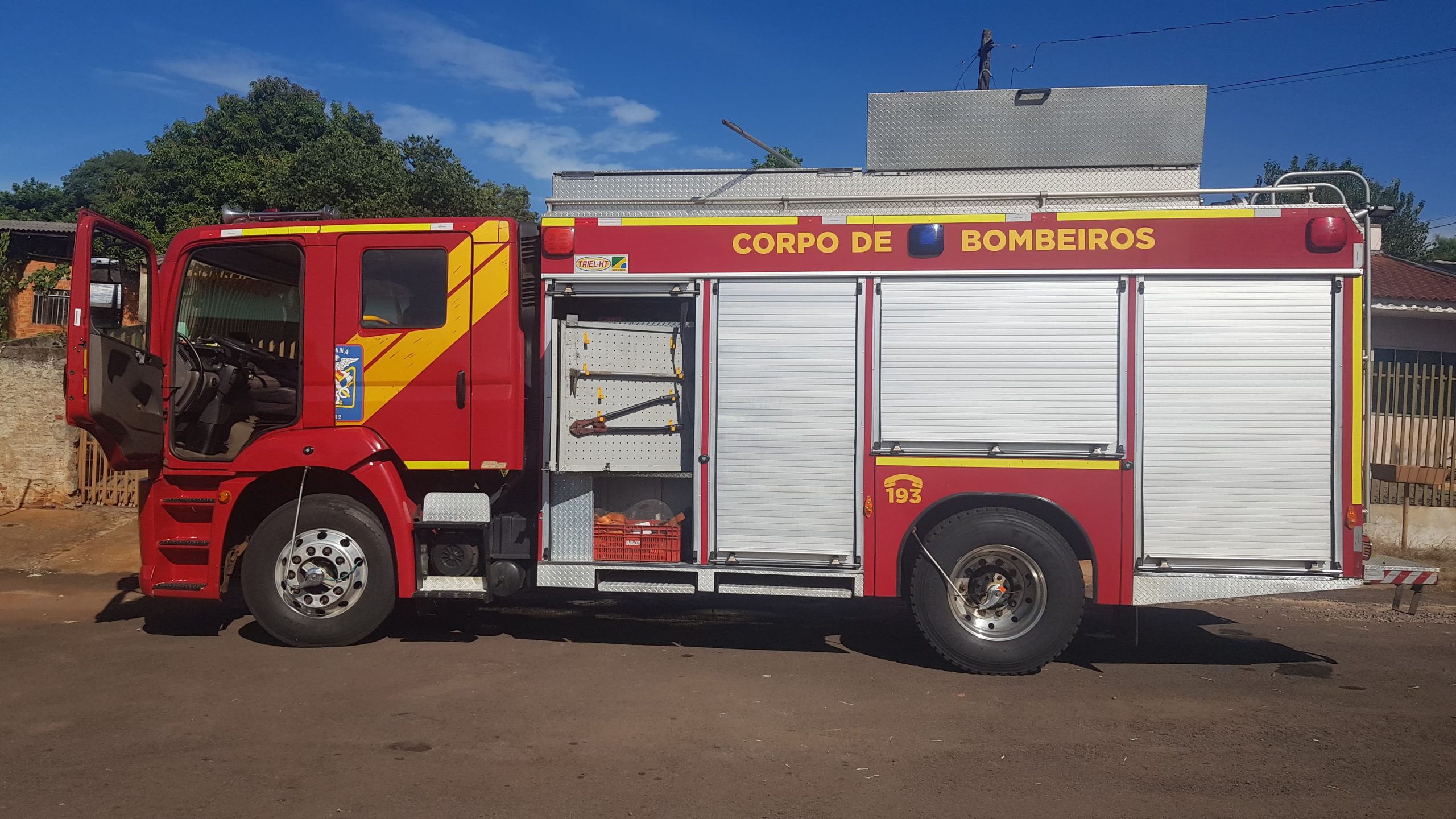 Cachorro é retirado de dentro do bueiro pelo Corpo de Bombeiros
