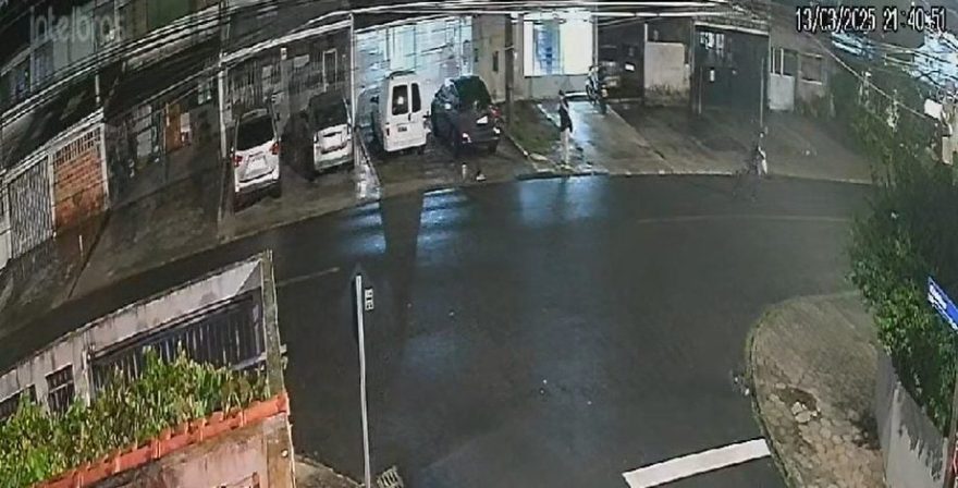 Vídeo mostra homem sendo baleado após ajudar mulher que foi assaltada