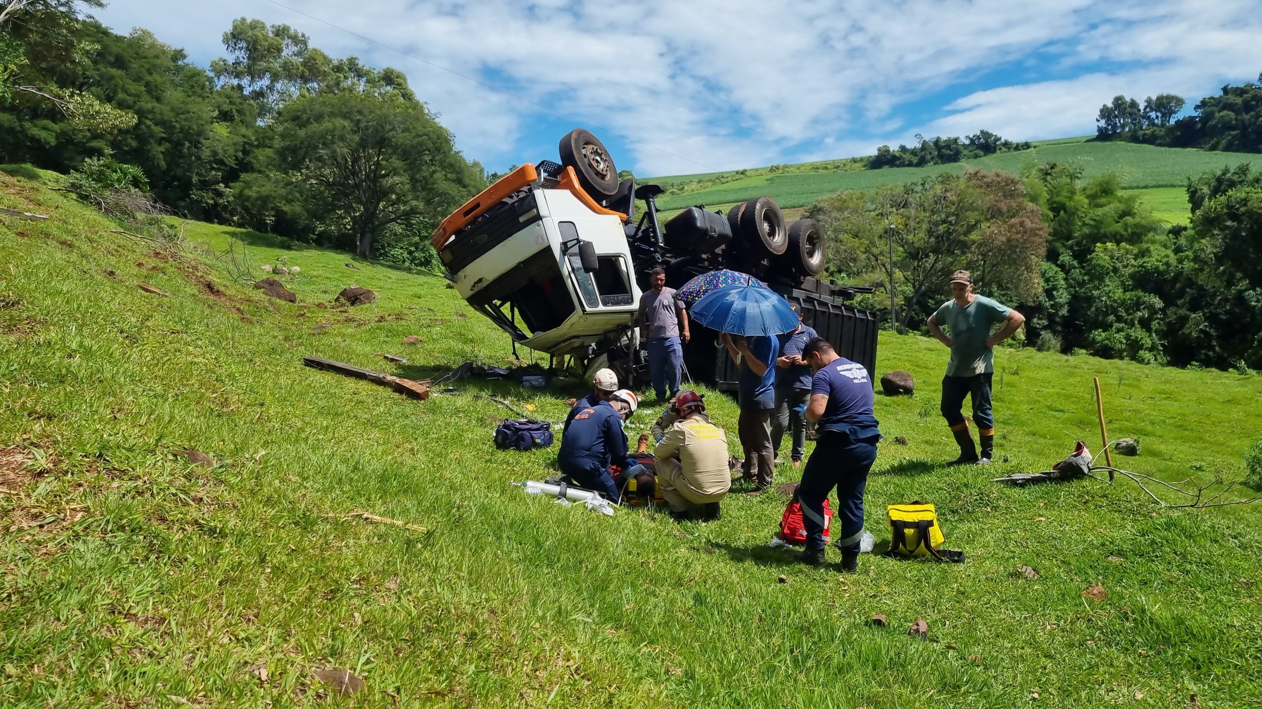 Motorista fica em estado gravíssimo após caminhão tombar em estrada rural de Cascavel