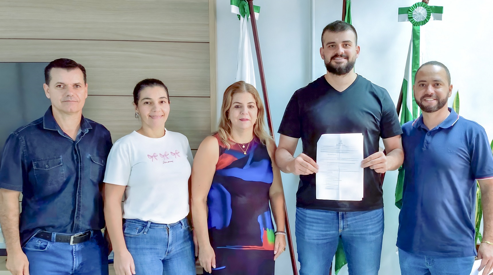 Após baixaria na Câmara, vereador e Secretária de Educação se abraçam para equipar escolas