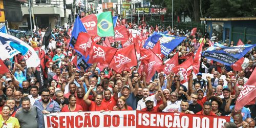 Protesto de metalúrgicos defende isenção de IR e redução de jornada Imagem referente a Protesto de metalúrgicos defende isenção de IR e redução de jornada