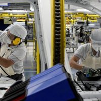 Imagem referente a Indústria produz 392,9 mil veículos no 1º bimestre, alta de quase 15%