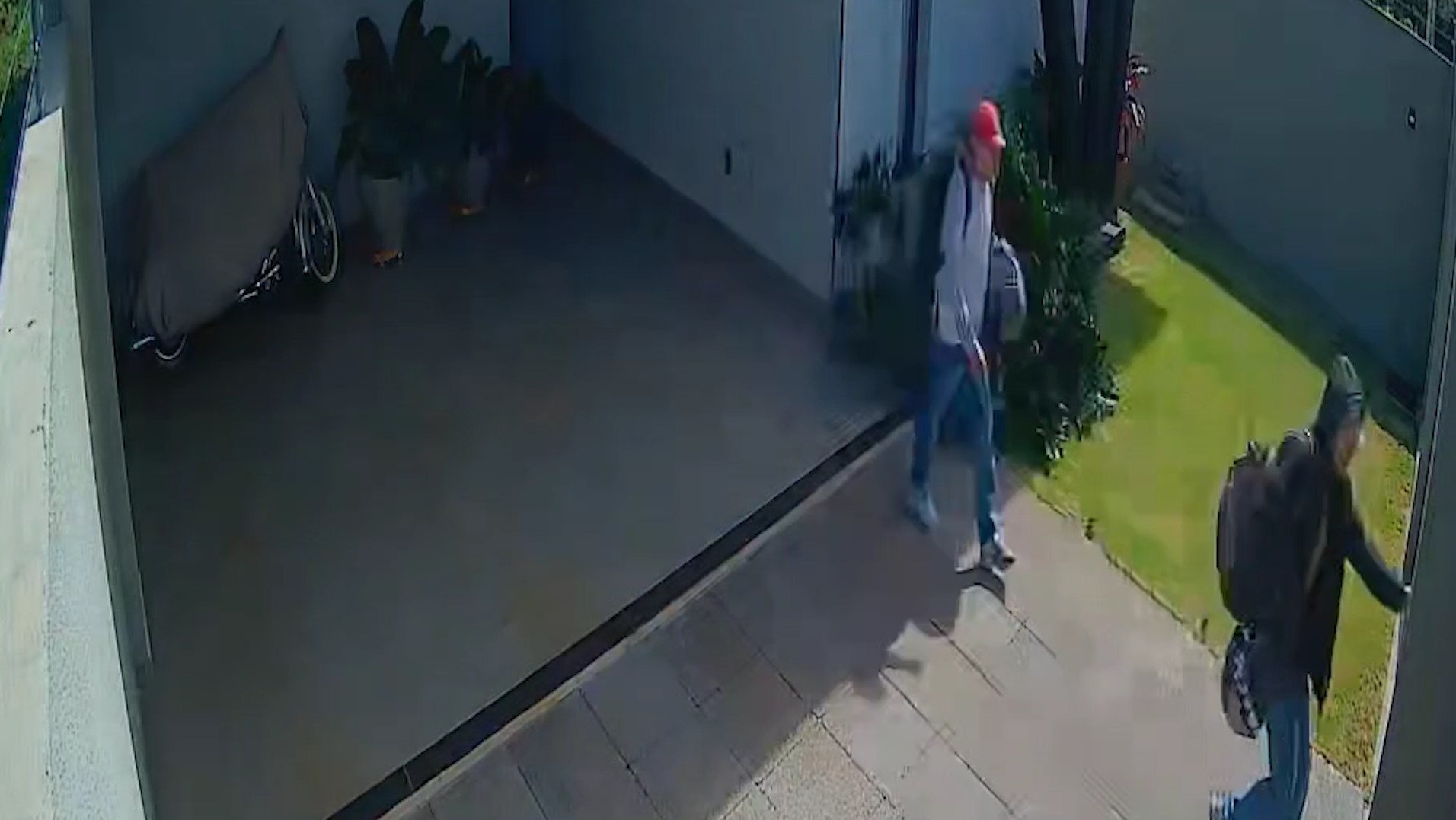 Dupla invade residência em plena luz do dia e furta eletrônicos, joias e bebidas em Cascavel