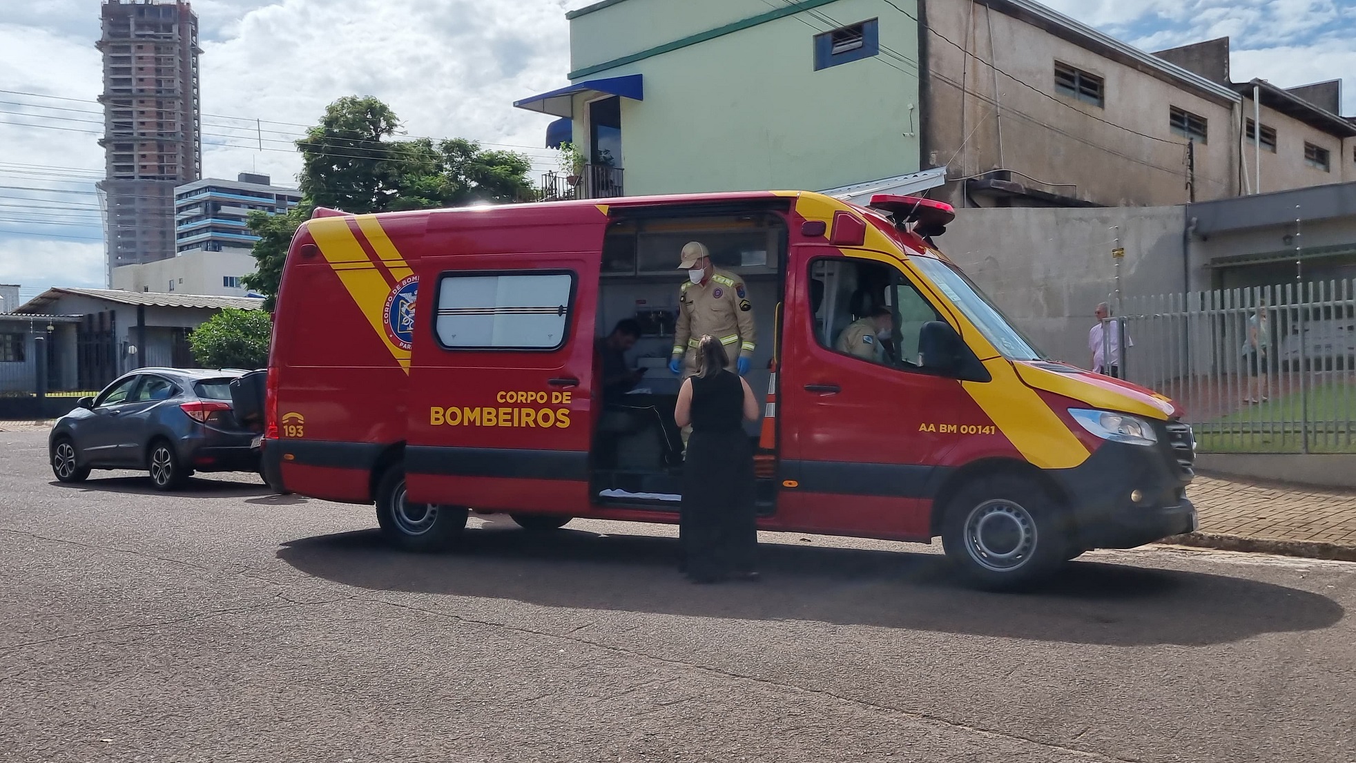 Motociclista fica ferido ao colidir na traseira de HR-V no bairro Neva