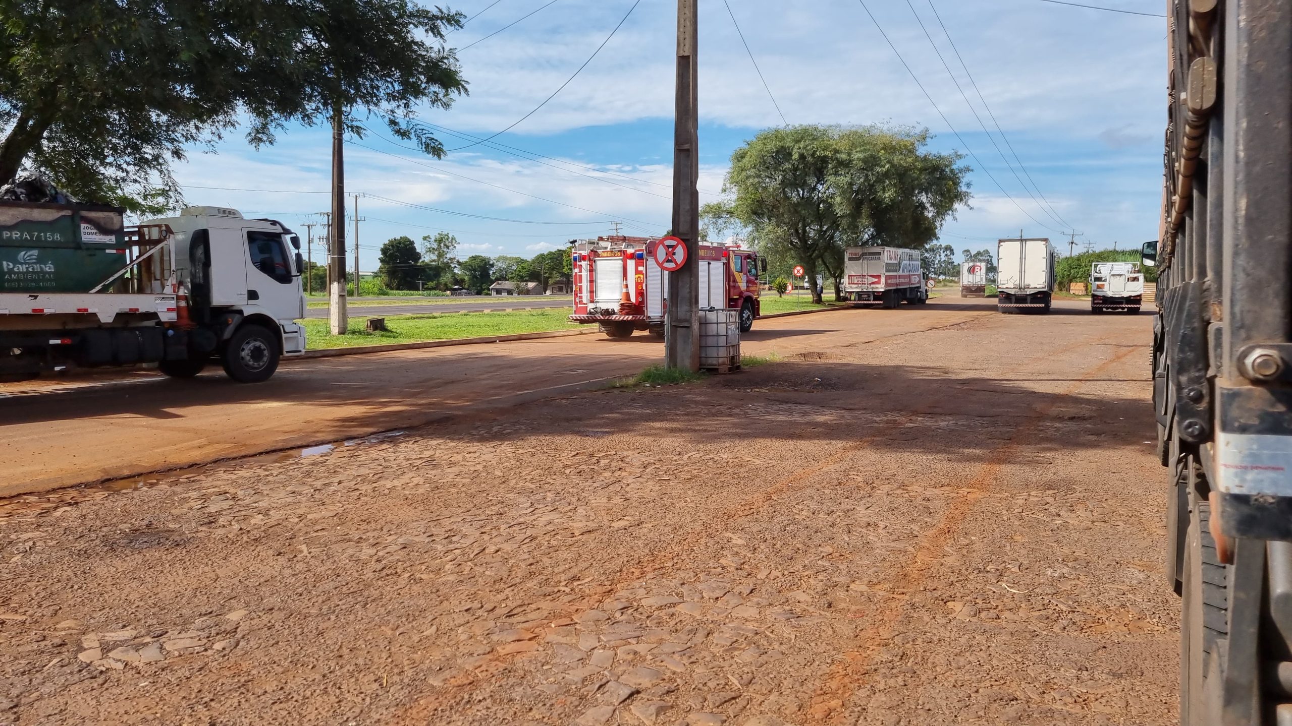 Bombeiros são acionados para combaterem incêndio na BR-277