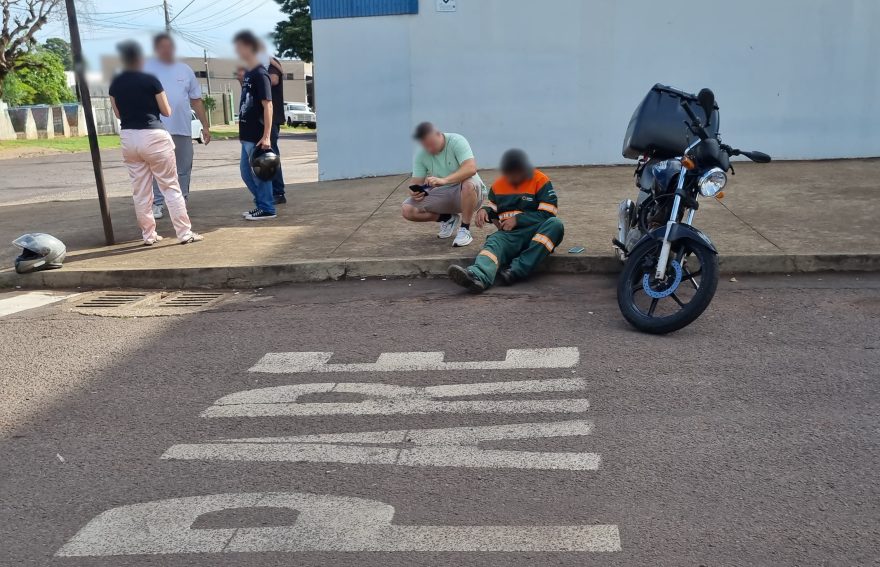 Galhos de árvore escondem placa e contribuem para acidente no Parque São Paulo