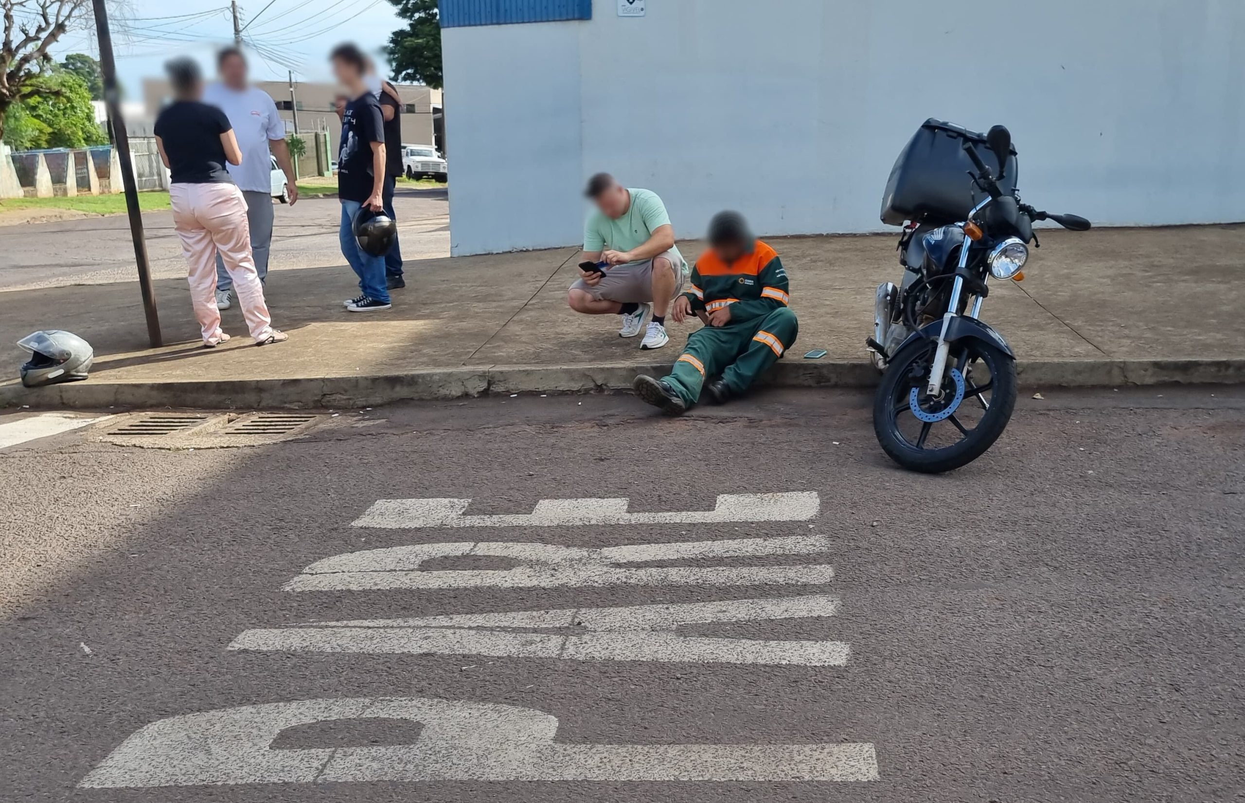 Galhos de árvore escondem placa e contribuem para acidente no Parque São Paulo