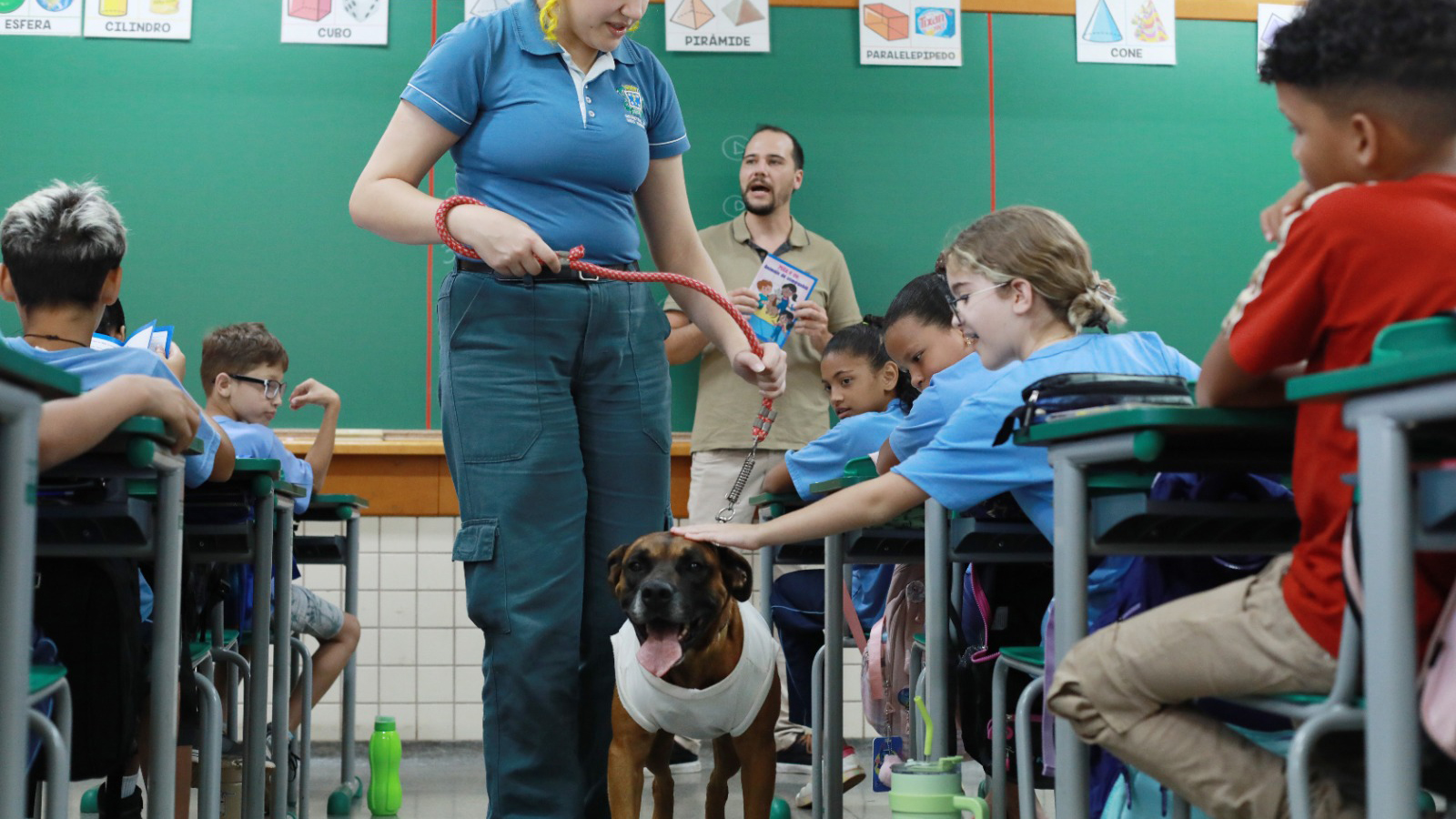 MASCOTE: Procão auxilia na conscientização sobre guarda responsável a alunos de Cascavel