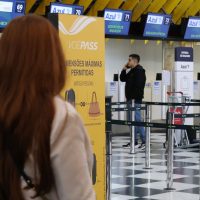 Suspensão da Voepass traz problemas para passageiros deixarem Noronha Imagem referente a Suspensão da Voepass traz problemas para passageiros deixarem Noronha