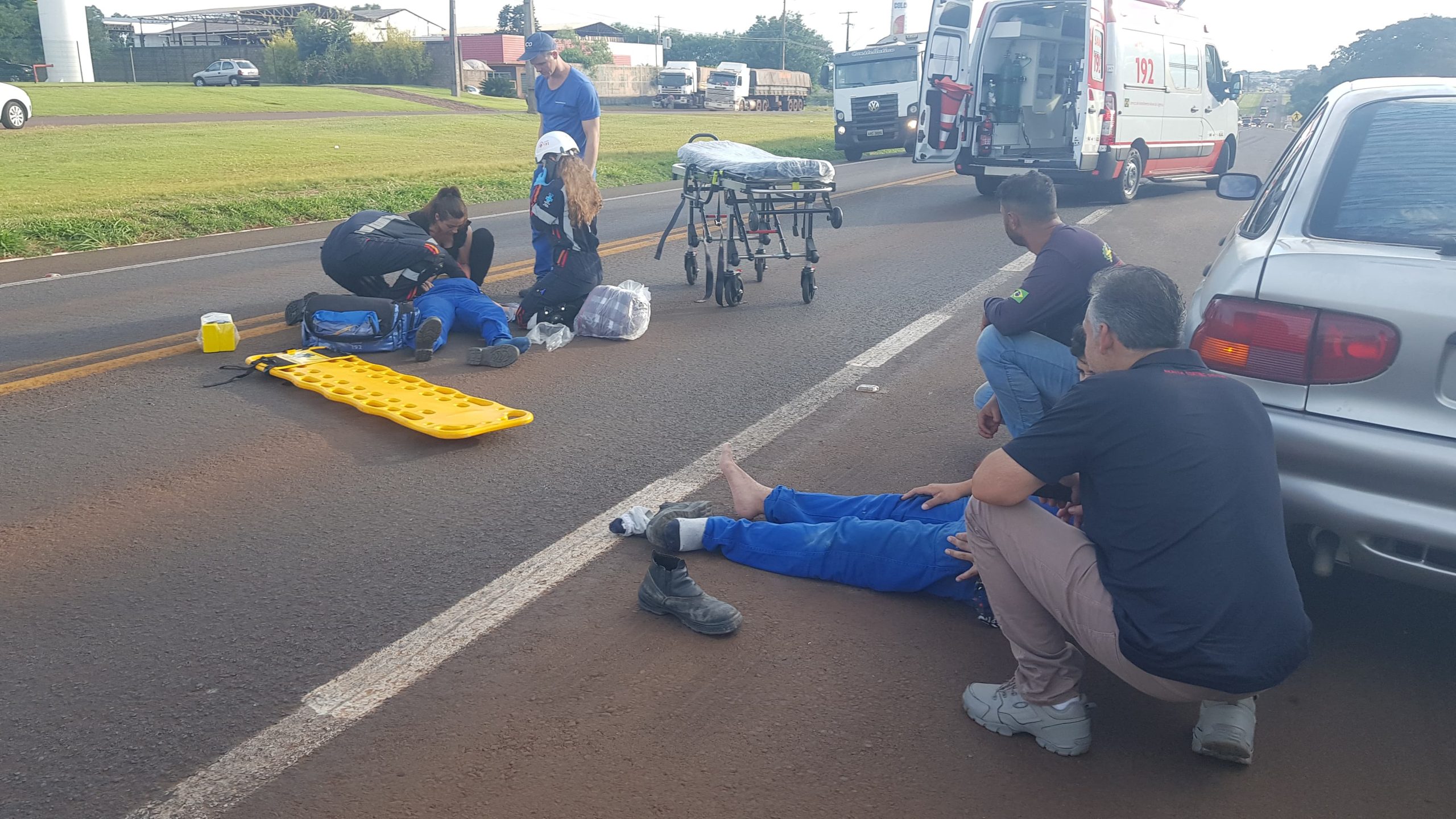 Acidente entre moto e BMW deixa casal ferido na BR-277, em Santa Tereza do Oeste