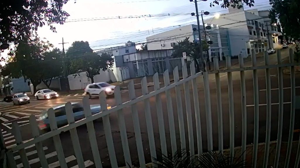 Câmera de segurança flagra acidente na Rua Rio Grande do Sul Câmera de segurança flagra acidente na Rua Rio Grande do Sul
