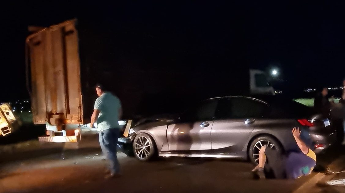 Caminhão e BMW se envolvem em acidente na BR-467, em Cascavel