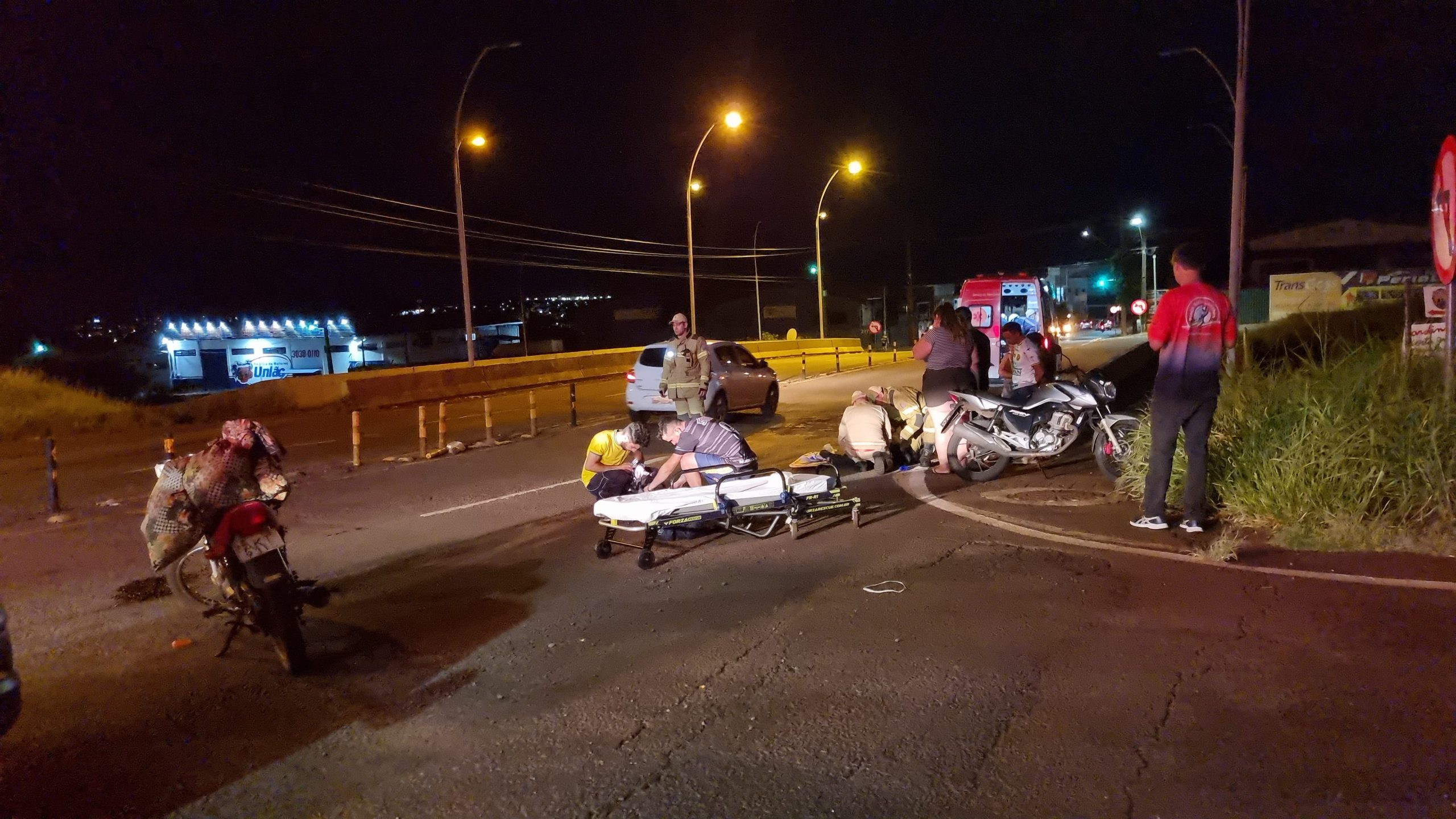 Motos colidem na Avenida Rocha Pombo; jovem é levado ao HUOP