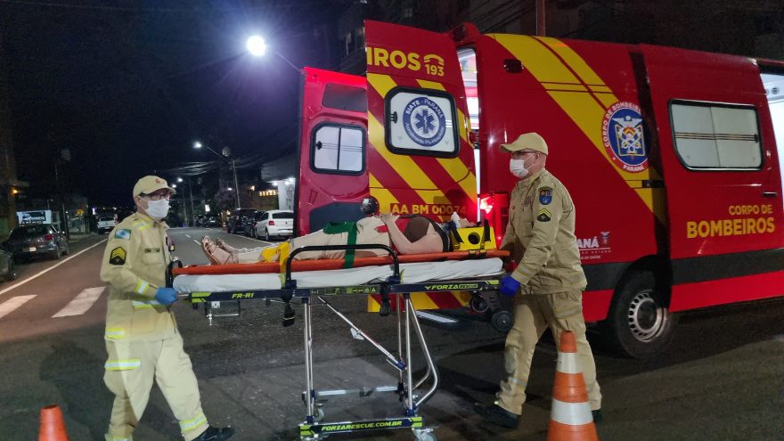 Mulher fica ferida após forte colisão no Centro de Cascavel
