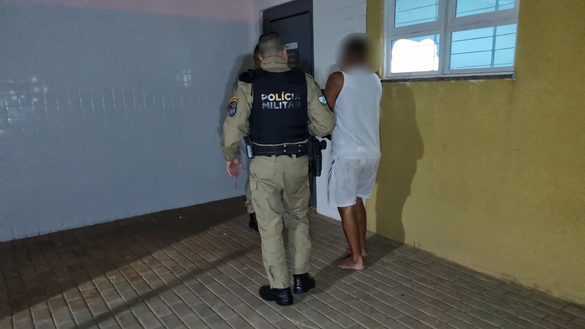 Suspeito de agredir a mulher é preso pela PM no Riviera