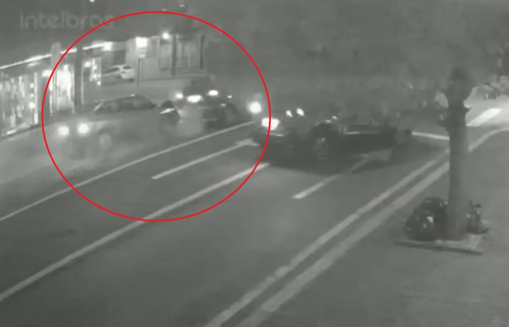 Câmera flagra forte colisão traseira entre Gol e Yaris na Rua São Paulo