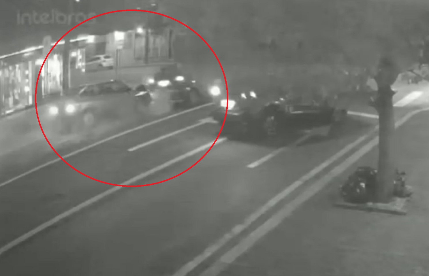 Câmera flagra forte colisão traseira entre Gol e Yaris na Rua São Paulo
