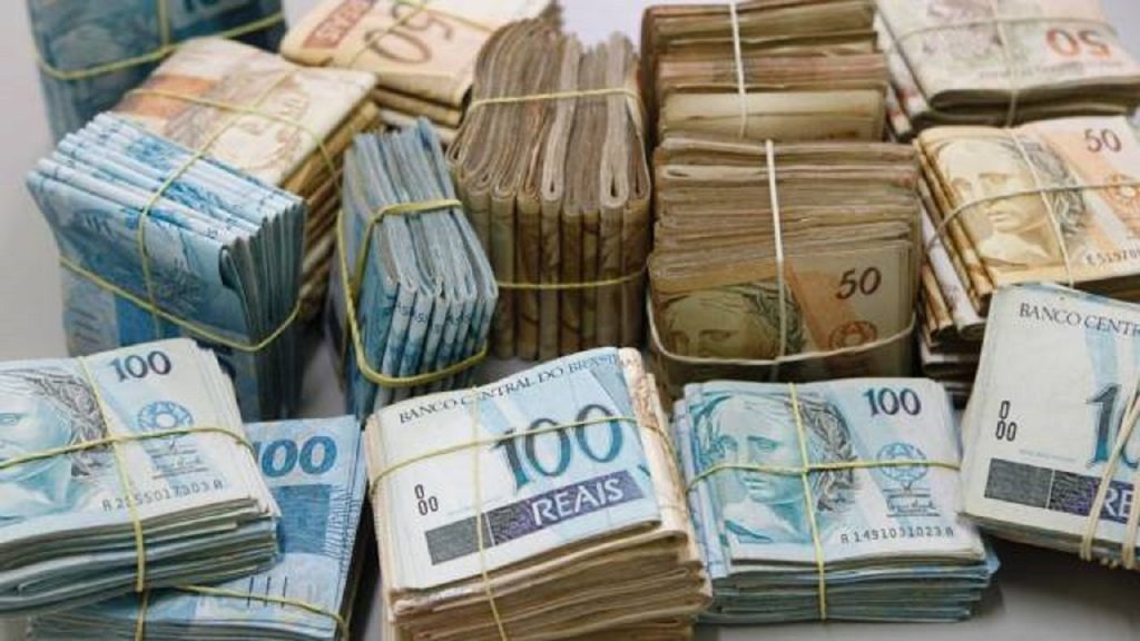O que você faria? Homem encontra malote com R$ 37 mil reais e devolve ao dono no Paraná