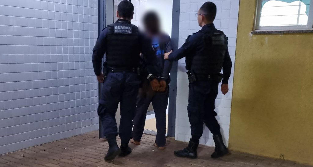 Fora da casinha! Homem é detido após ser flagrado dormindo ao volante e ameaçar GM com faca e barra de ferro