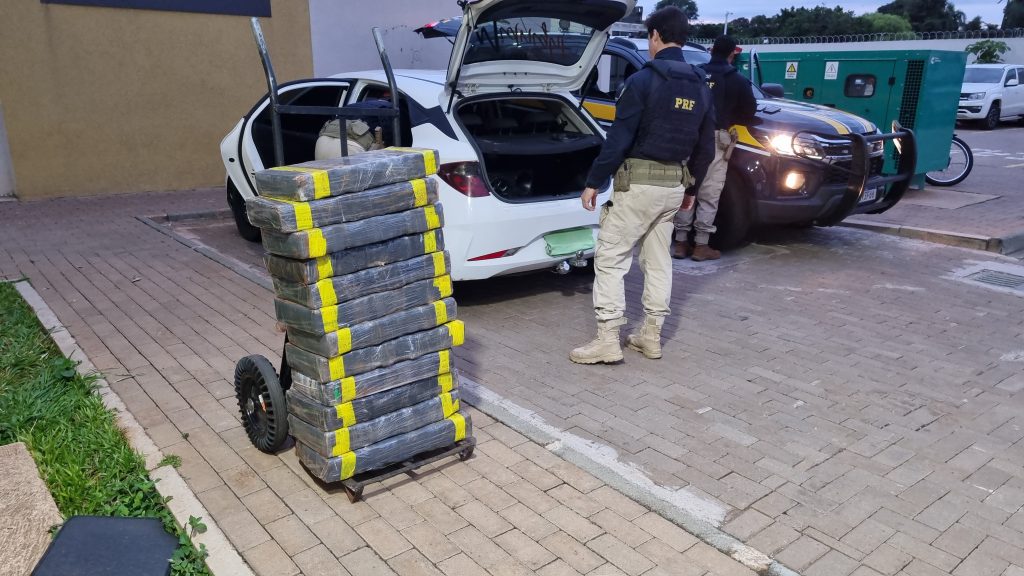 PRF intercepta HB20 carregado com 125 kg de maconha e prende dois homens na BR-277