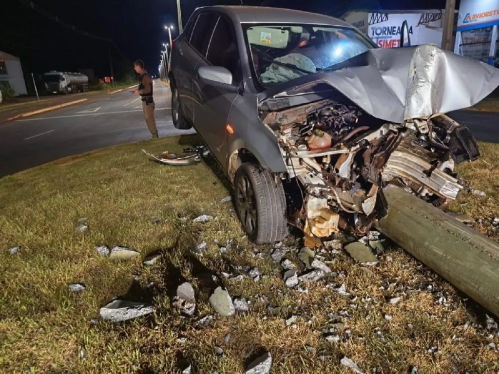Motorista abandona veículo após colidir e derrubar poste em Marechal Cândido Rondon