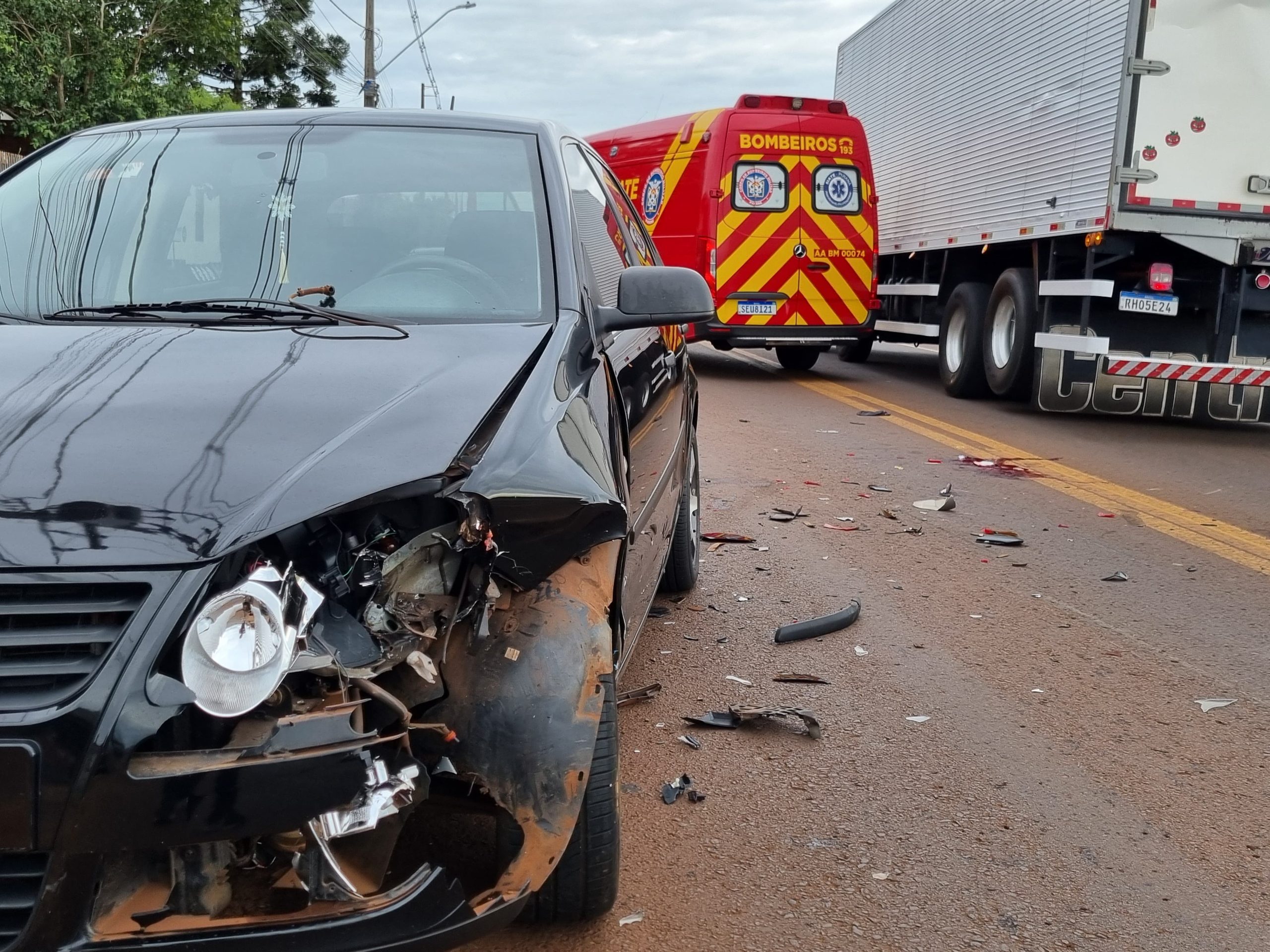 Motociclista de 26 anos tem lesão grave na perna após colisão entre três veículos