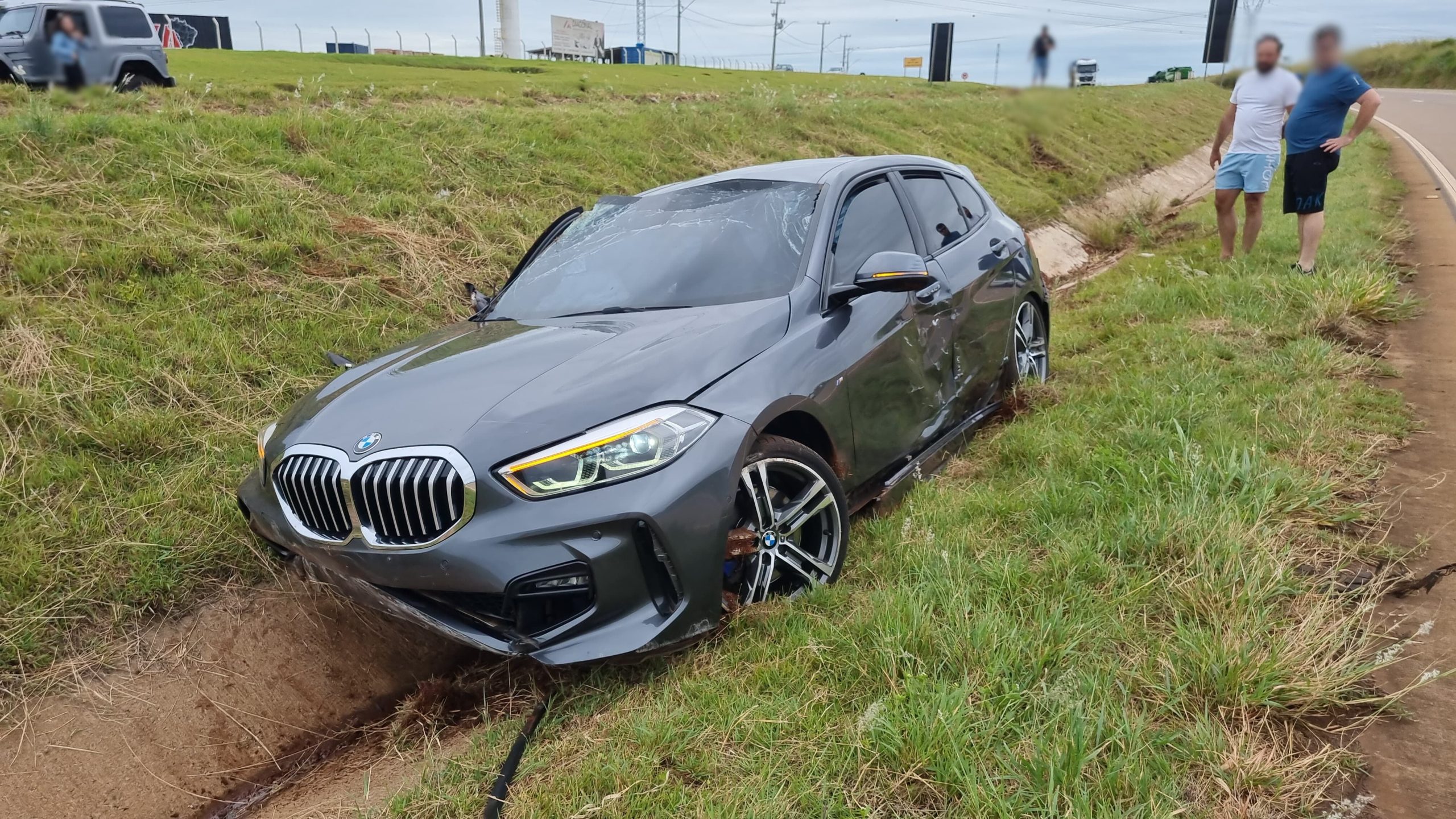 BMW tomba em barranco na BR-163, mas Airbags salvam ocupantes