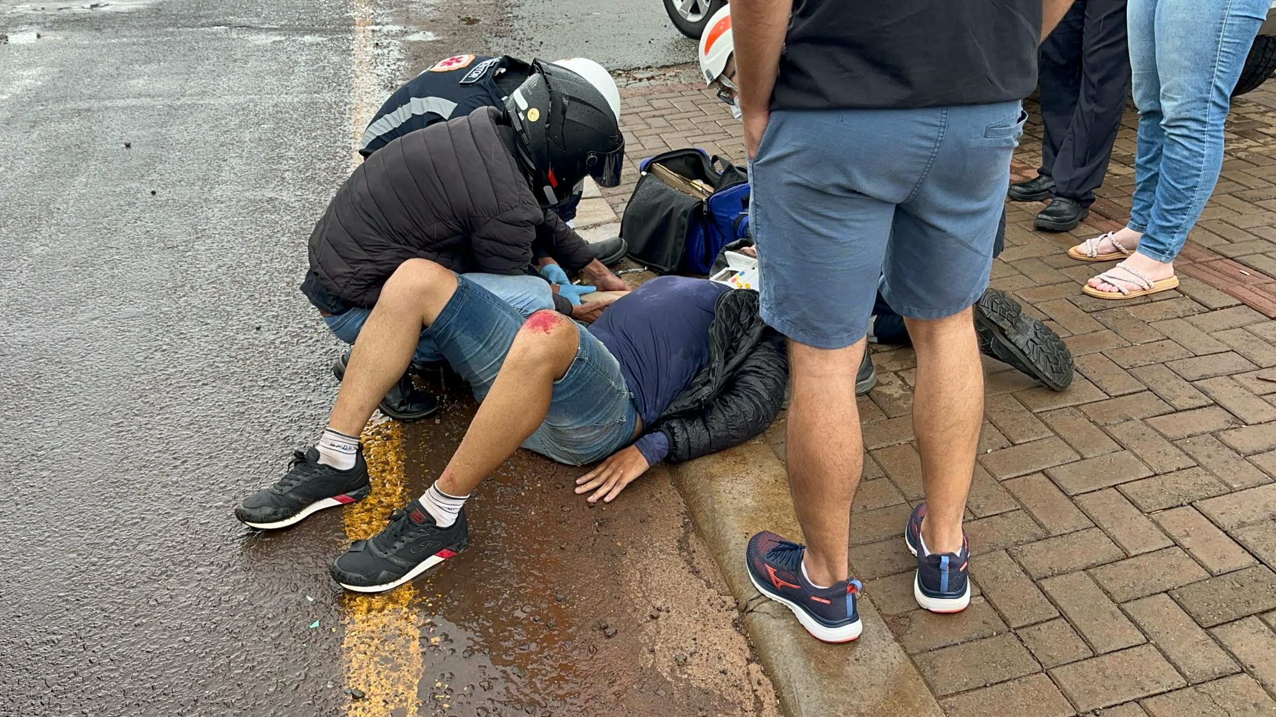 Motociclista quebra o braço em acidente na Rua Rio da Paz