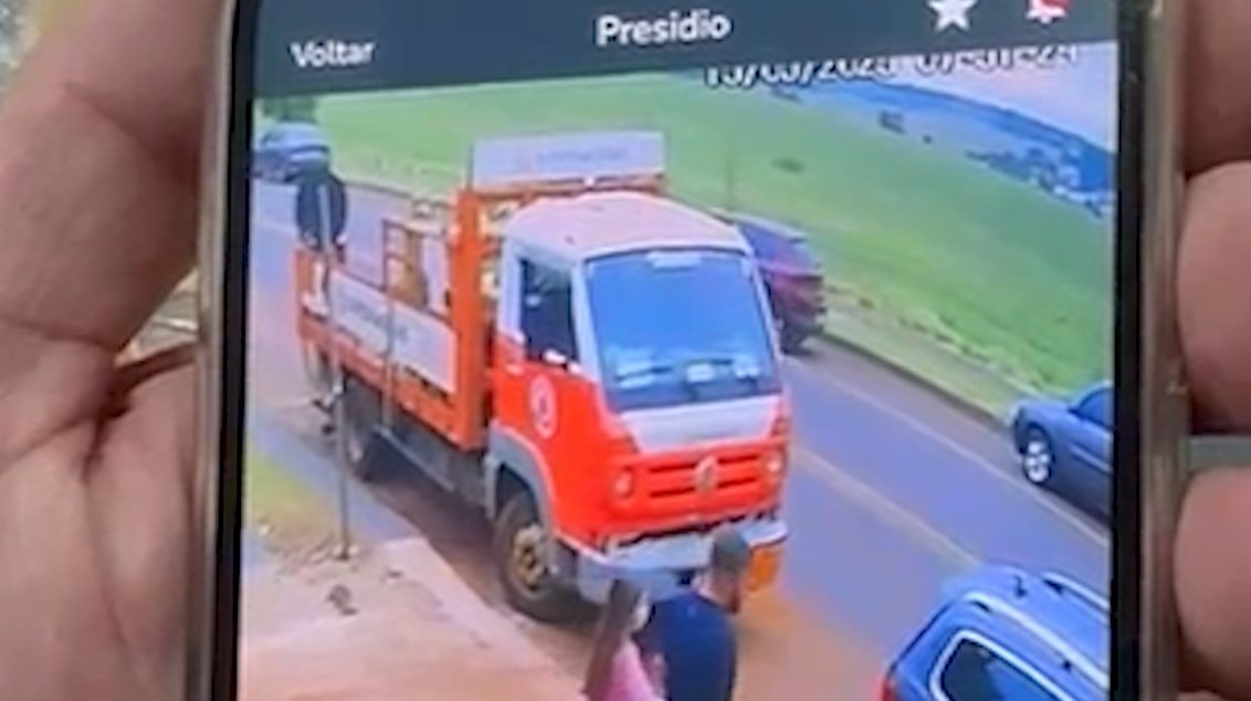 Vídeo mostra colisão que deixou motociclista com ferimento grave na perna