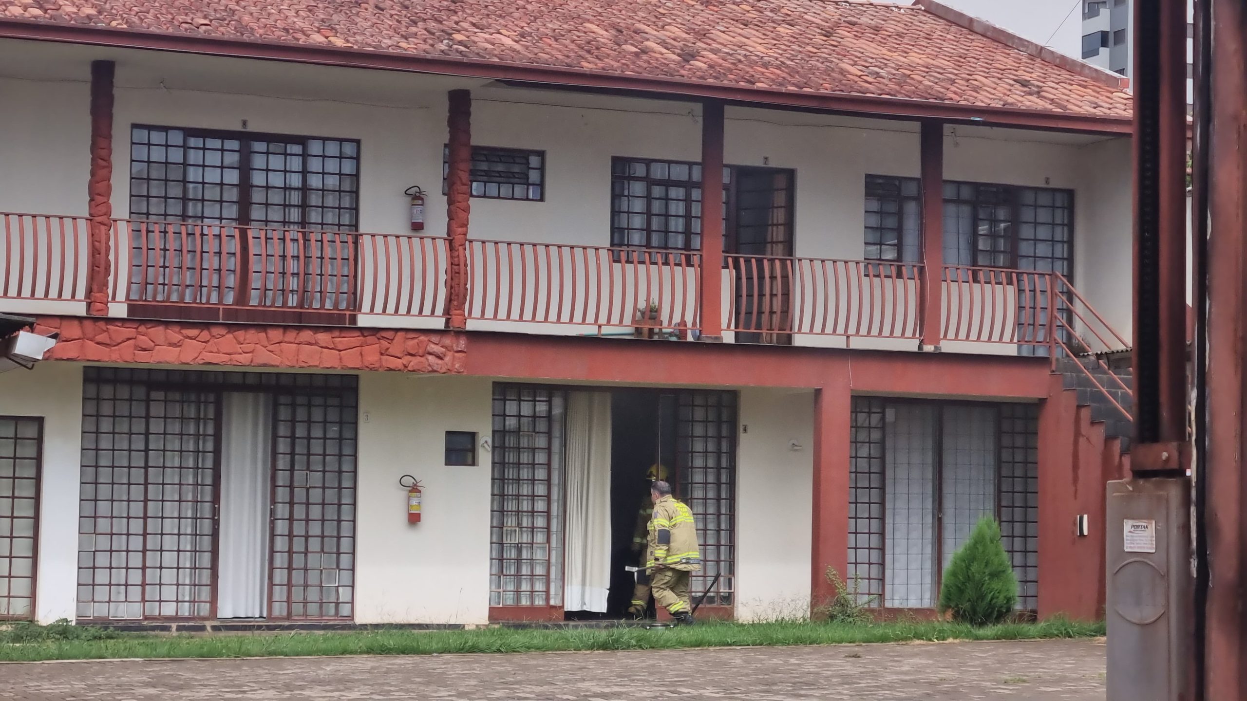 Bombeiros combatem princípio de incêndio em imóvel no Centro; 'muita fumaça'
