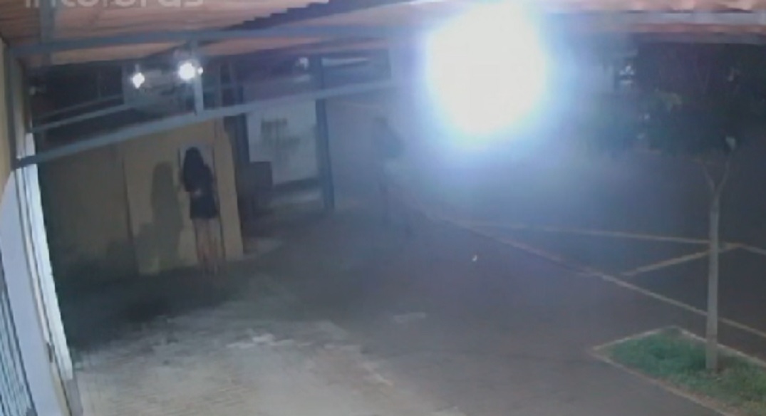 Câmera flagra jovem mexendo em quadro de distribuição de energia no Interlagos