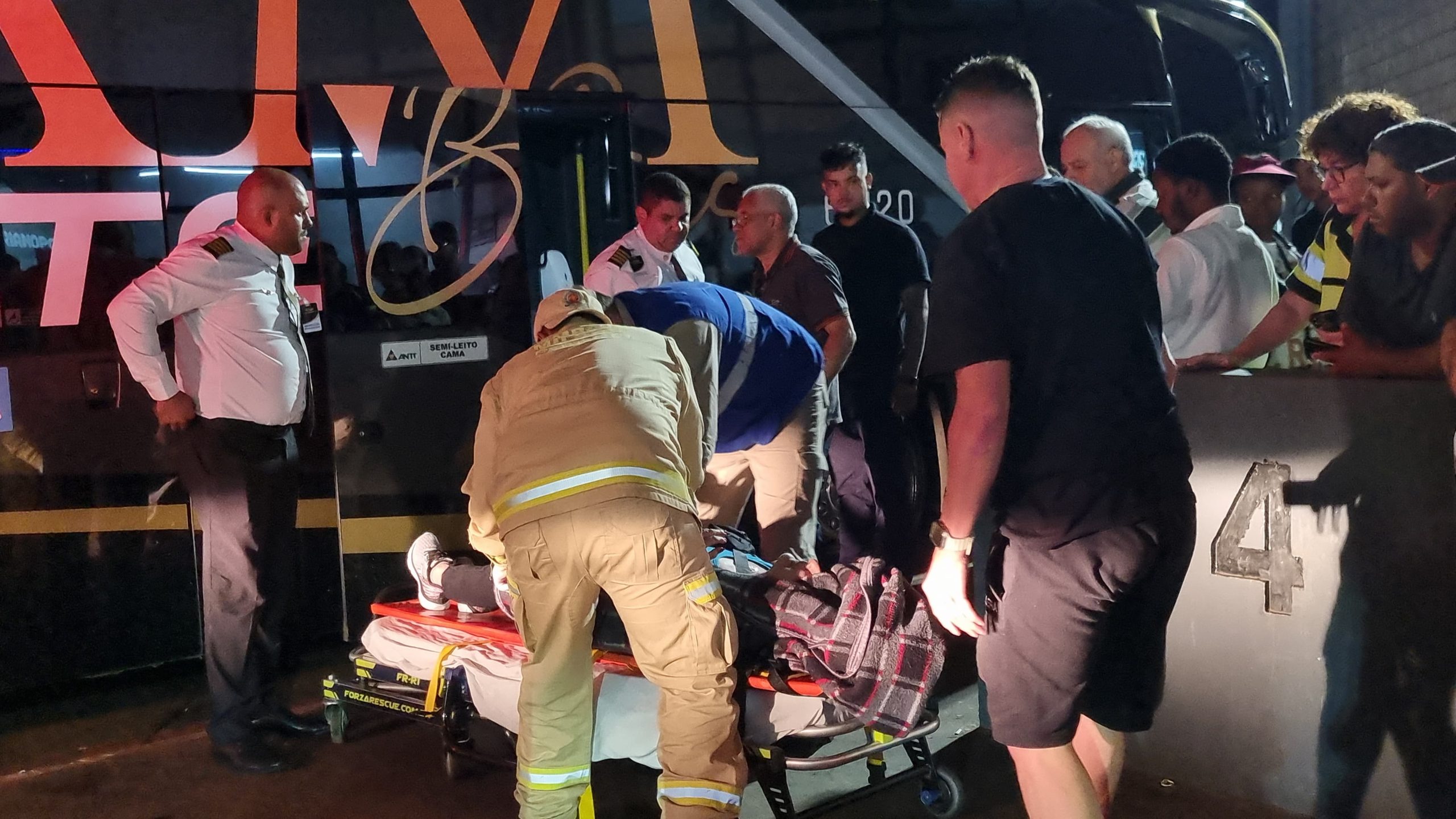 Passageira de ônibus é socorrida pelo Siate na Rodoviária de Cascavel