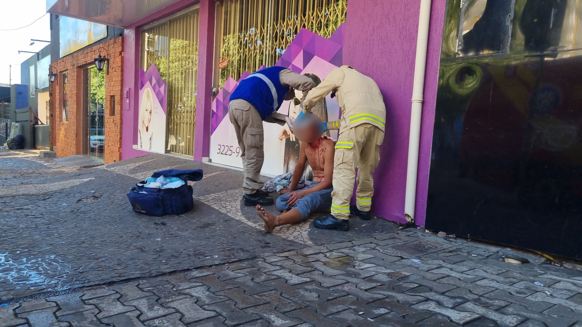 Homem de 28 anos é agredido e socorrido pelo Siate no Centro Homem de 28 anos é agredido e socorrido pelo Siate no Centro