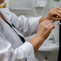 Imagem referente a Rio amplia para 18 anos faixa etária para vacinação da dengue