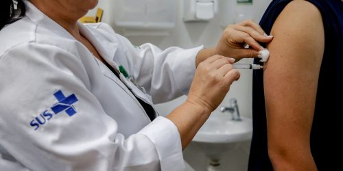 Rio amplia para 18 anos faixa etária para vacinação da dengue Imagem referente a Rio amplia para 18 anos faixa etária para vacinação da dengue