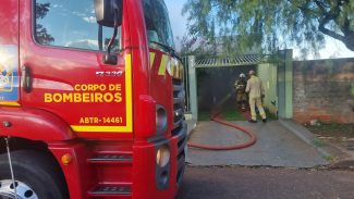 Bombeiros combatem incêndio em residência no São Cristóvão