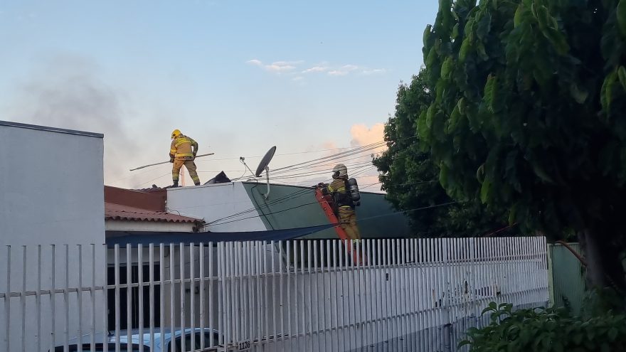 Bombeiros se arriscam no telhado de casa para controlar novo foco de incêndio