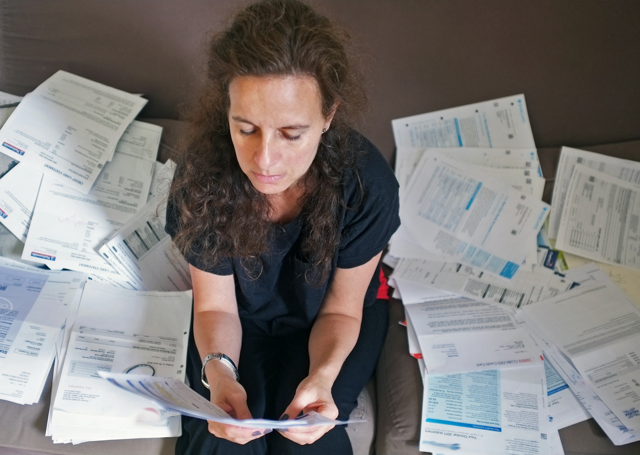 Devo, não nego, mas como pago? Mulher ganha R$ 2,5 mil e deve R$ 568 mil