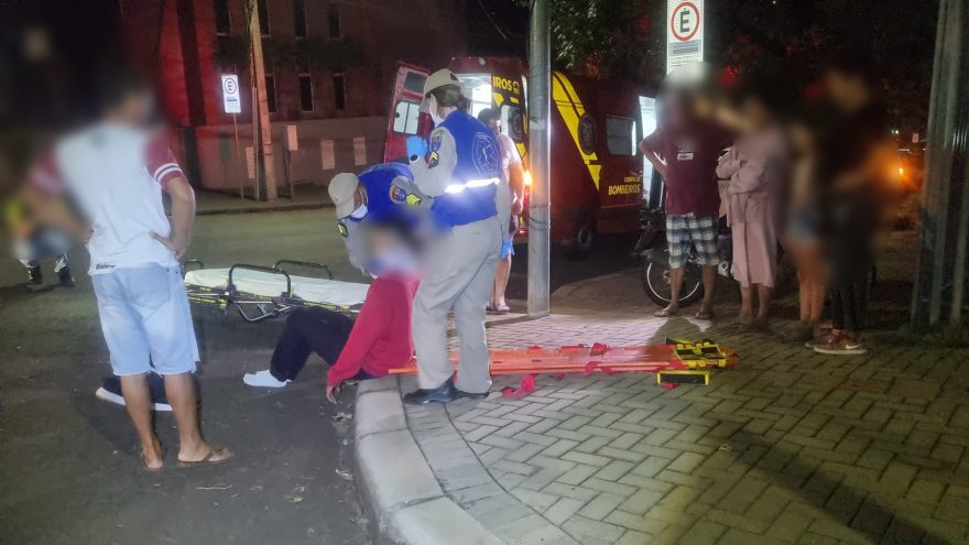 Jovens motociclistas são hospitalizados após acidente no centro de Cascavel