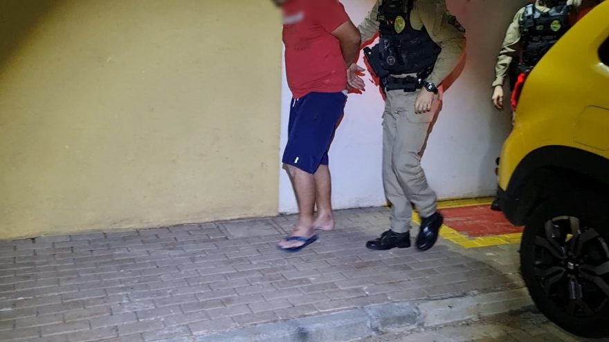 Homem desacata PMs e tira a roupa após denúncia de violência doméstica no Santa Felicidade