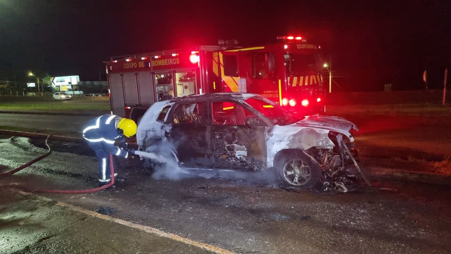 Explosão e incêndio: motorista sobrevive, mas veículo sofre danos irreparáveis