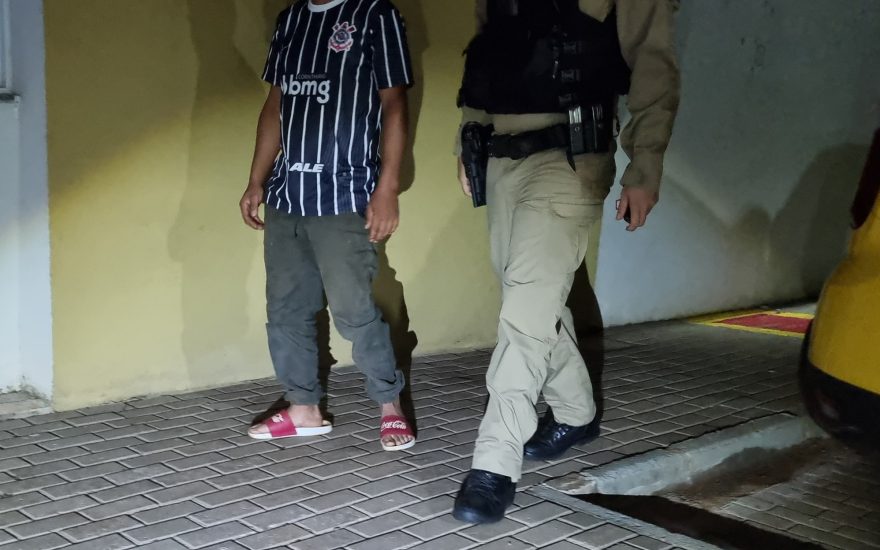 Corintiano ‘emocionado’ é preso após ameaçar esposa com faca no Periolo
