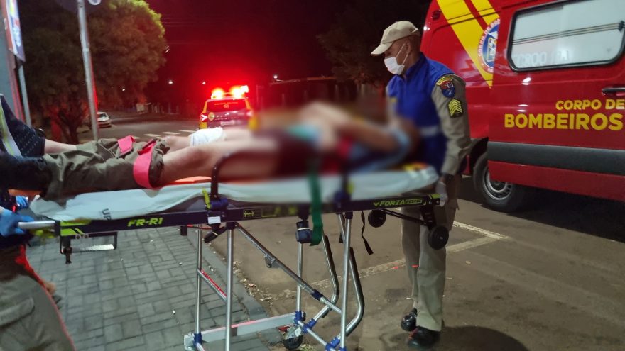 Jovem fica com a faca cravada na perna após ser esfaqueado na Rua Xavantes
