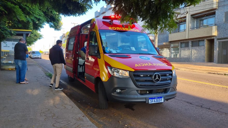 Mulher é socorrida pelo Siate após ser atropelada na rua Universitária