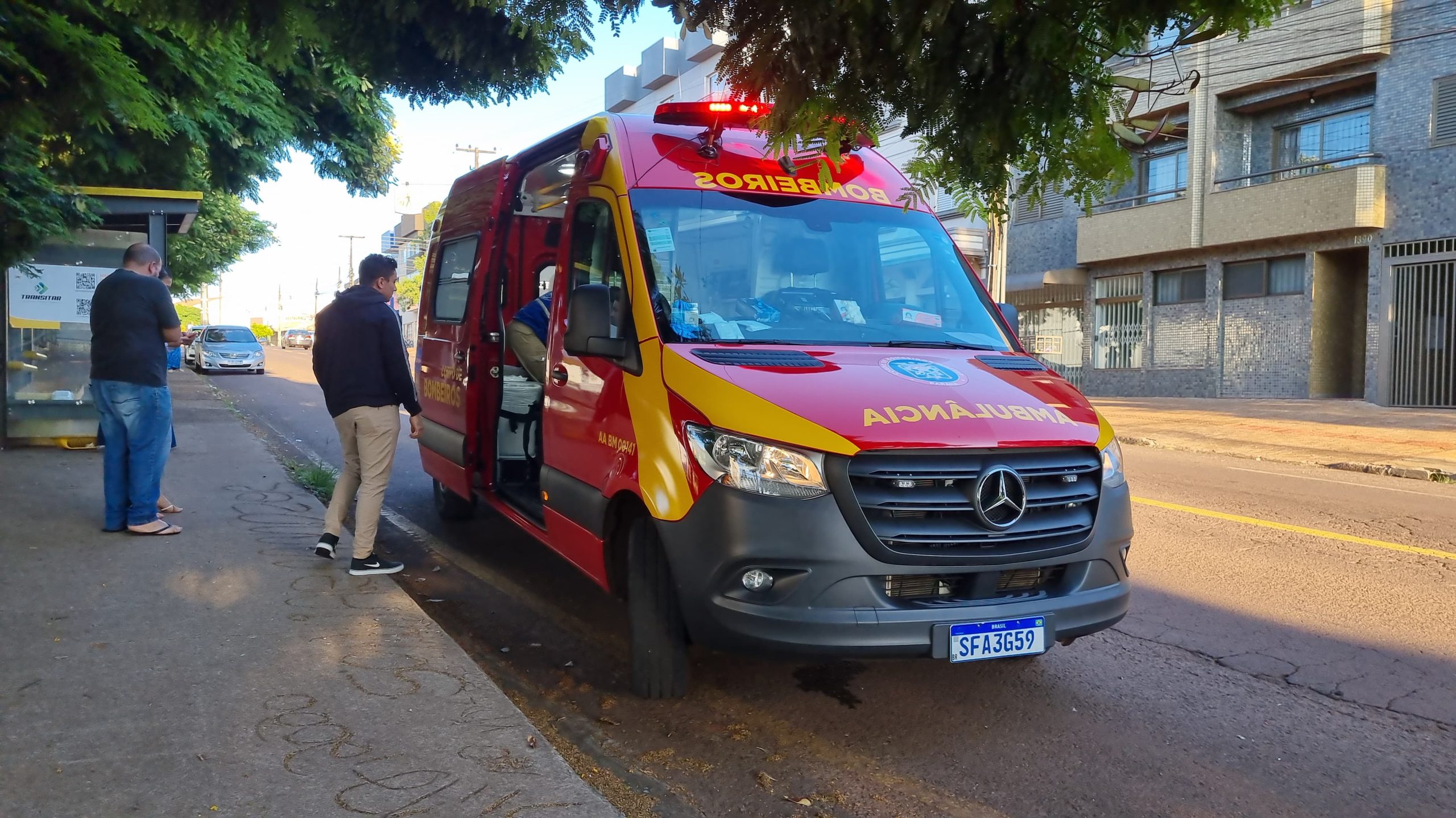 Mulher é socorrida pelo Siate após ser atropelada na rua Universitária