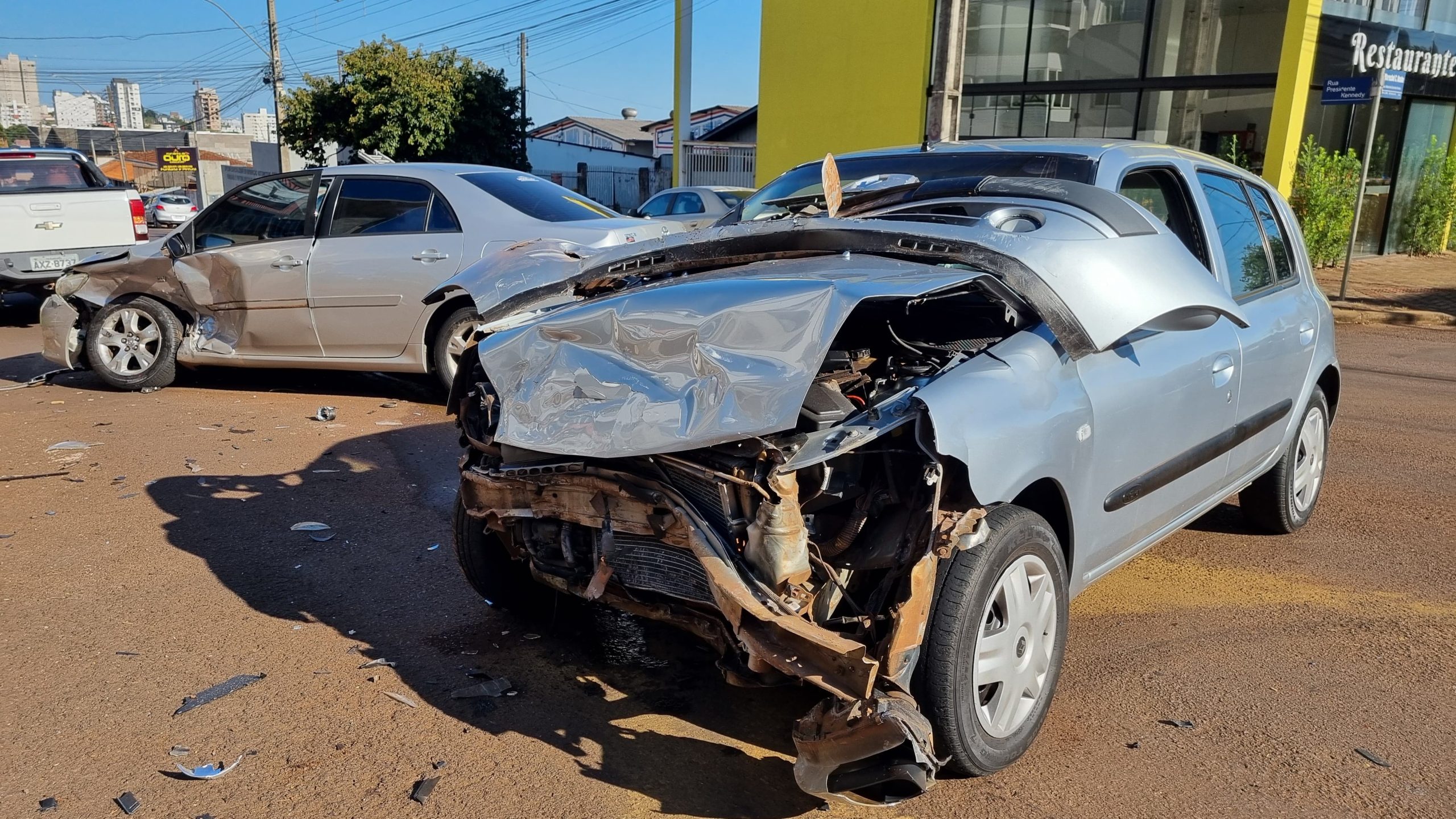 Clio e Corolla ficam destruídos após forte colisão no Centro de Cascavel