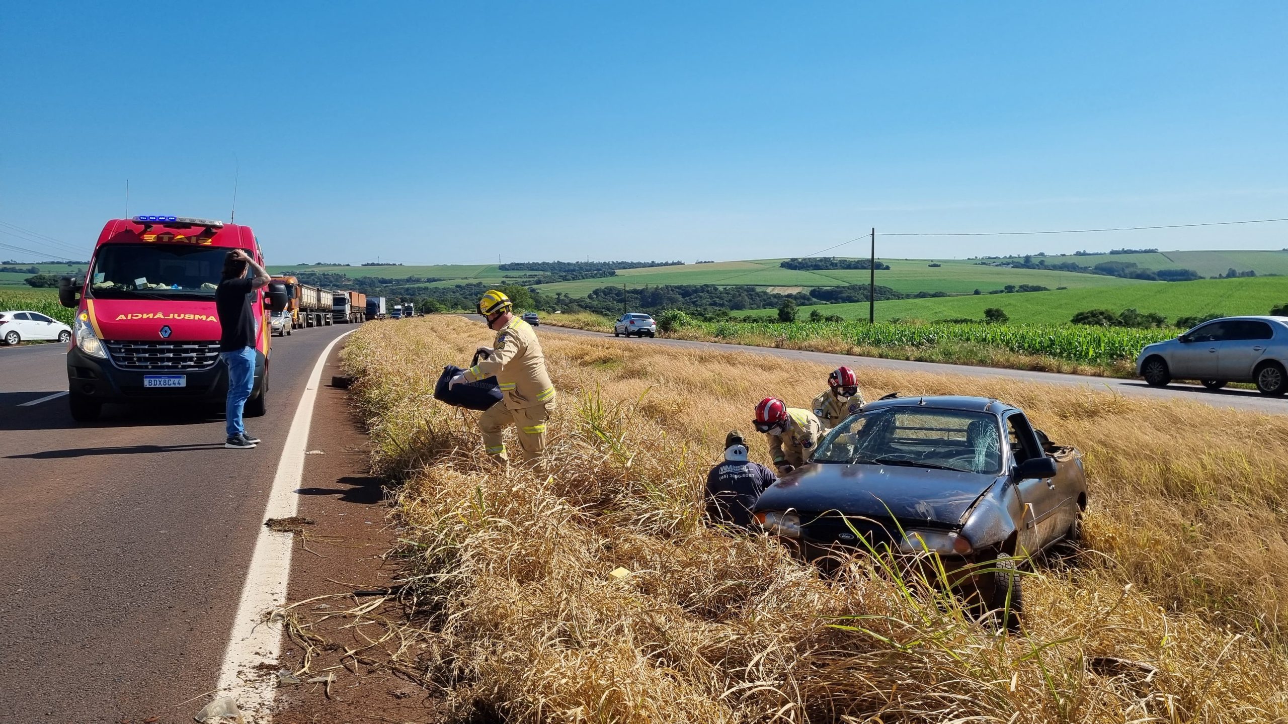 Pneu estoura e motorista capota utilitário na rodovia BR-163, em Cascavel