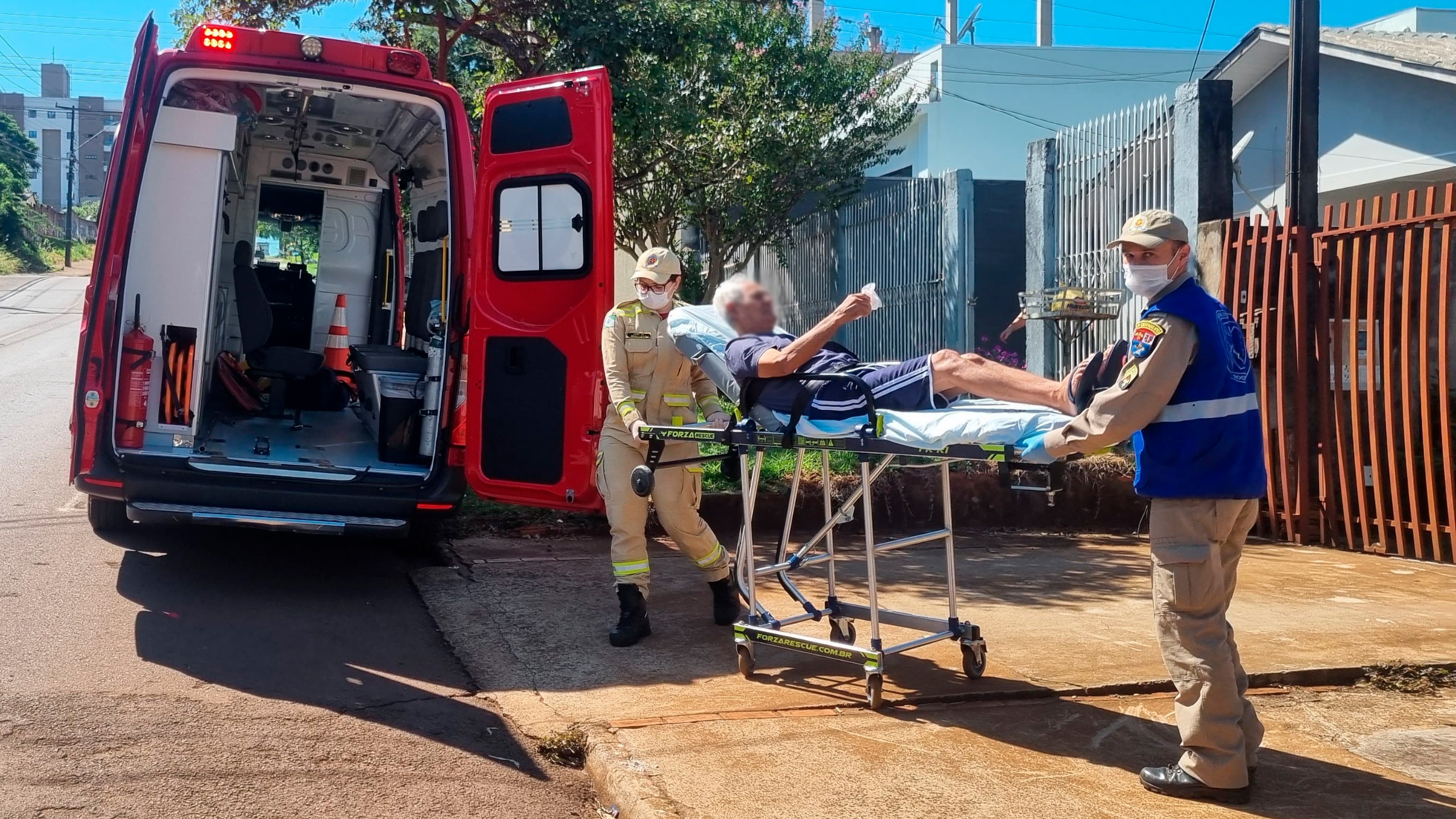 Idoso é socorrido pelo Siate ao cair da cama em residência na Rua Vitória