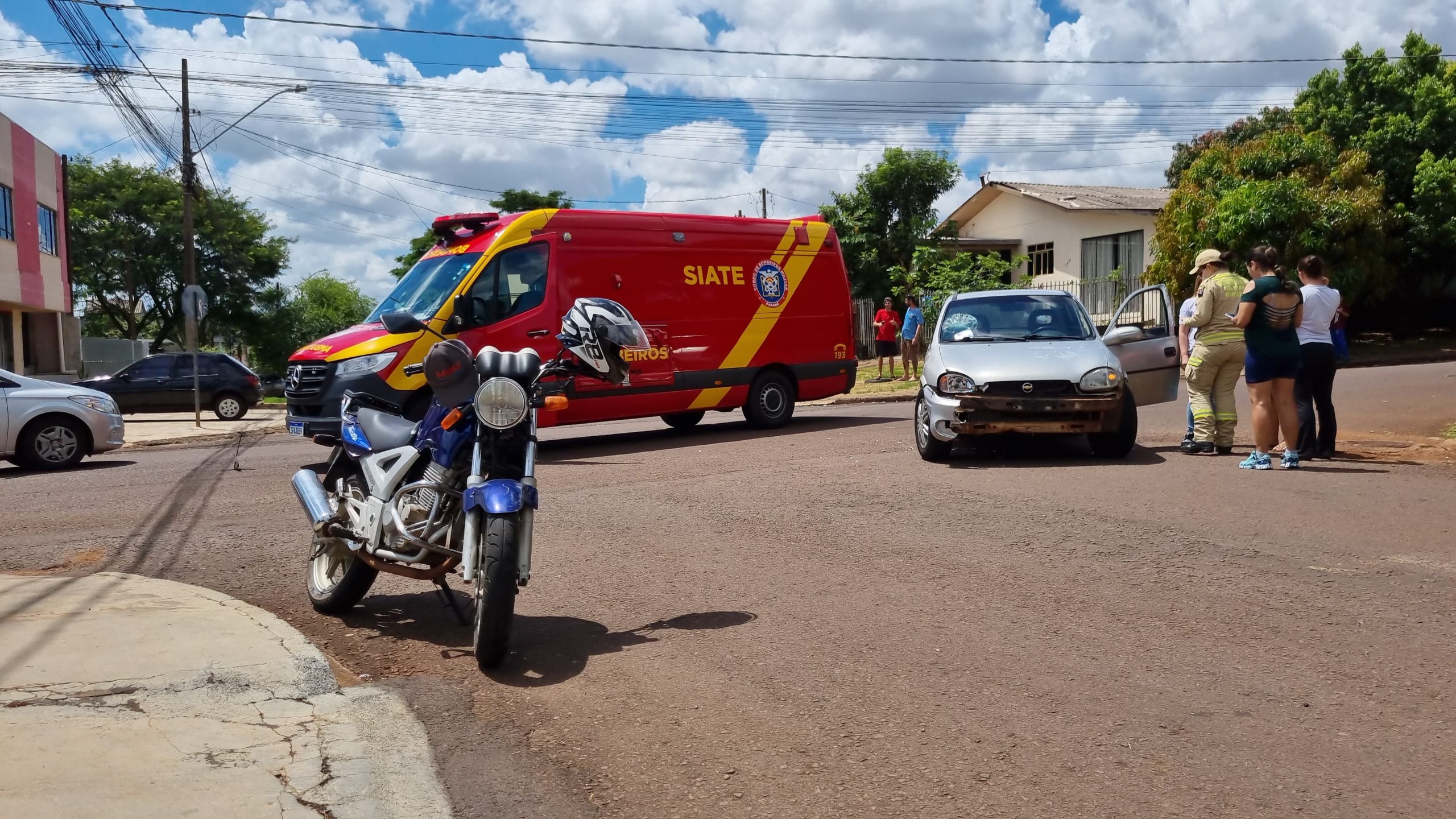 Moto e Corsa se envolvem em colisão no Bairro Esmeralda Moto e Corsa se envolvem em colisão no Bairro Esmeralda