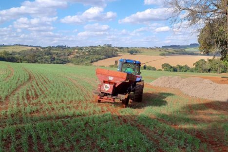 Lodo de esgoto da Sanepar vira adubo e traz importantes resultados para agricultores Imagem referente a Lodo de esgoto da Sanepar vira adubo e traz importantes resultados para agricultores